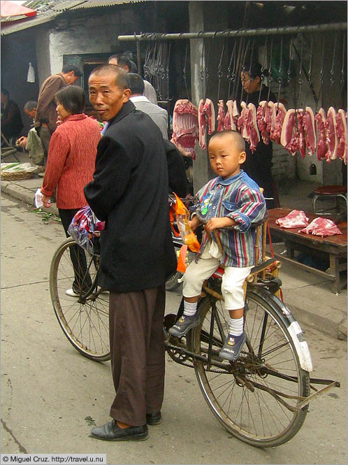 China: Sichuan Province: Shopping with grandpa