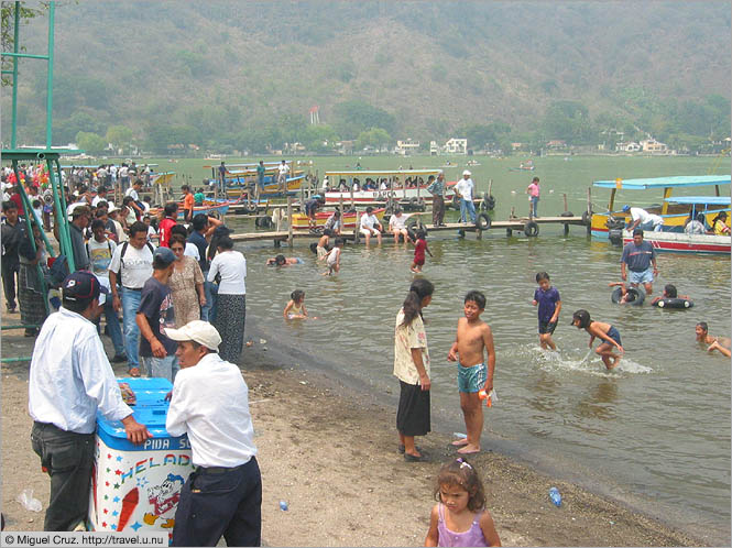 Guatemala: Amatitlan: Having fun in Lake Amatitlan