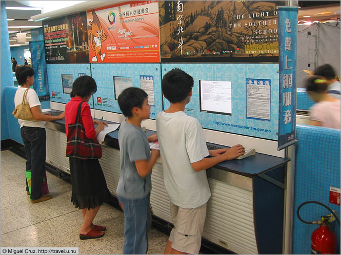 Hong Kong: Kowloon: Internet in the metro station