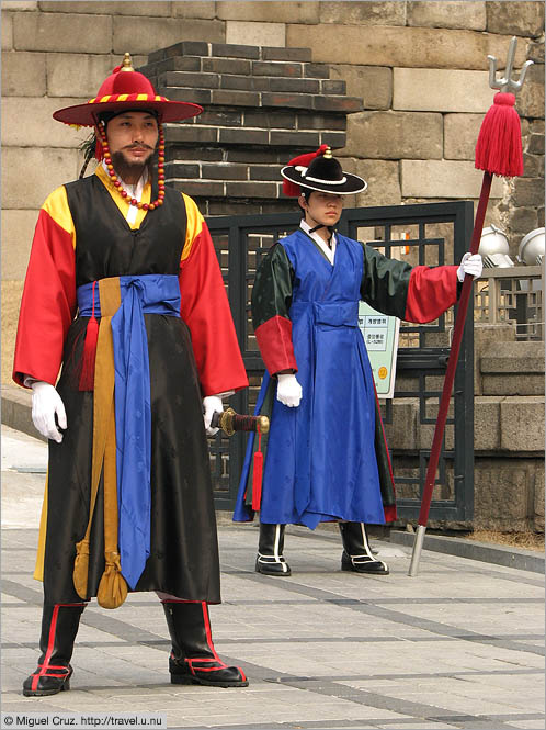 South Korea: Seoul: Colorful guards at Sunglyemun Gate