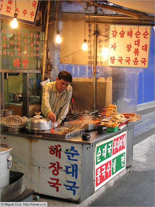 South Korea: Seoul: Food vendor at Yongsan