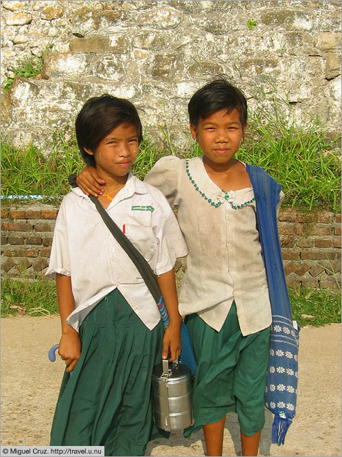 Burma: Myawaddy: Burmese schoolgirls