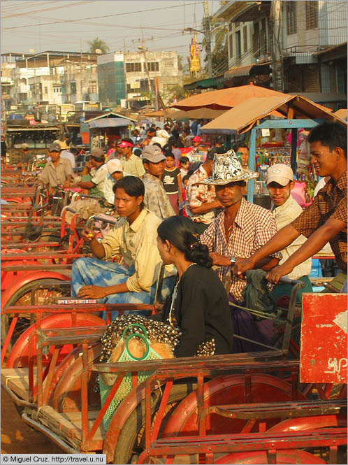 Burma: Myawaddy: Trishaw jam