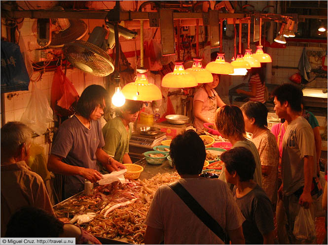 Macau: Evening in the meat market
