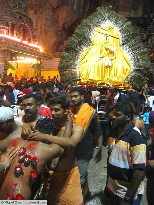 Malaysia: Thaipusam in KL: Frenetic activity inside the caves