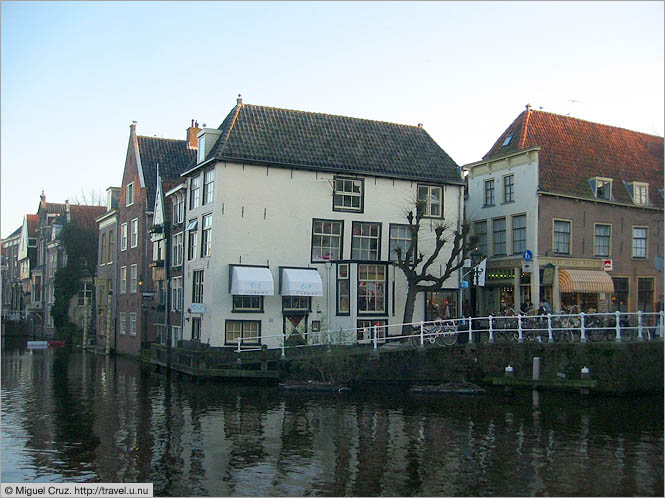 Netherlands: Alkmaar: Canal corner in Alkmaar