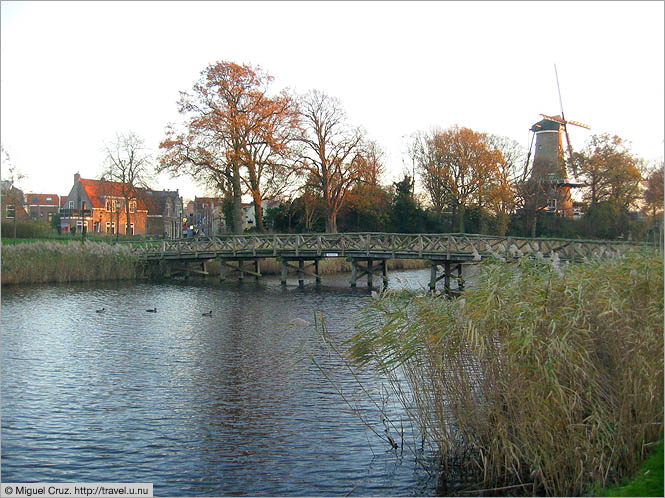 Netherlands: Alkmaar: Footbridge to Alkmaar