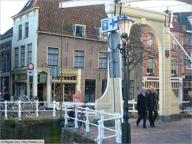 Netherlands: Alkmaar: Tiny drawbridge
