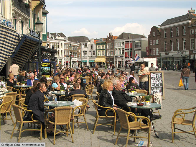 Netherlands: Den Bosch: Enjoying the sun on the market square