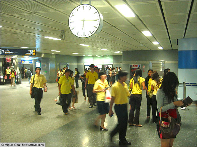Thailand: Bangkok: Yellow-shirt Mondays